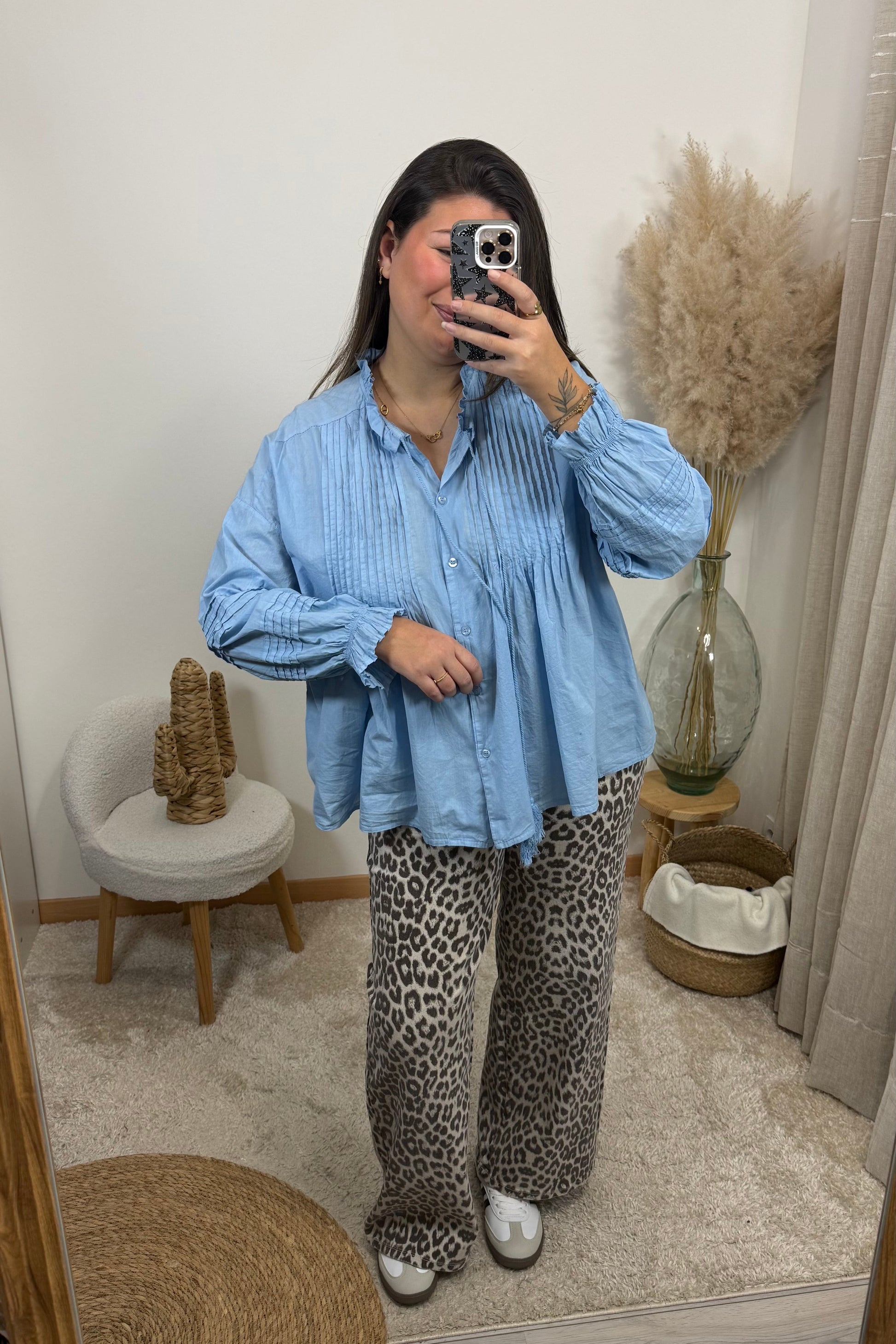 Look Blouse Célia bleu avec des pompon et le jean leopard miléna  