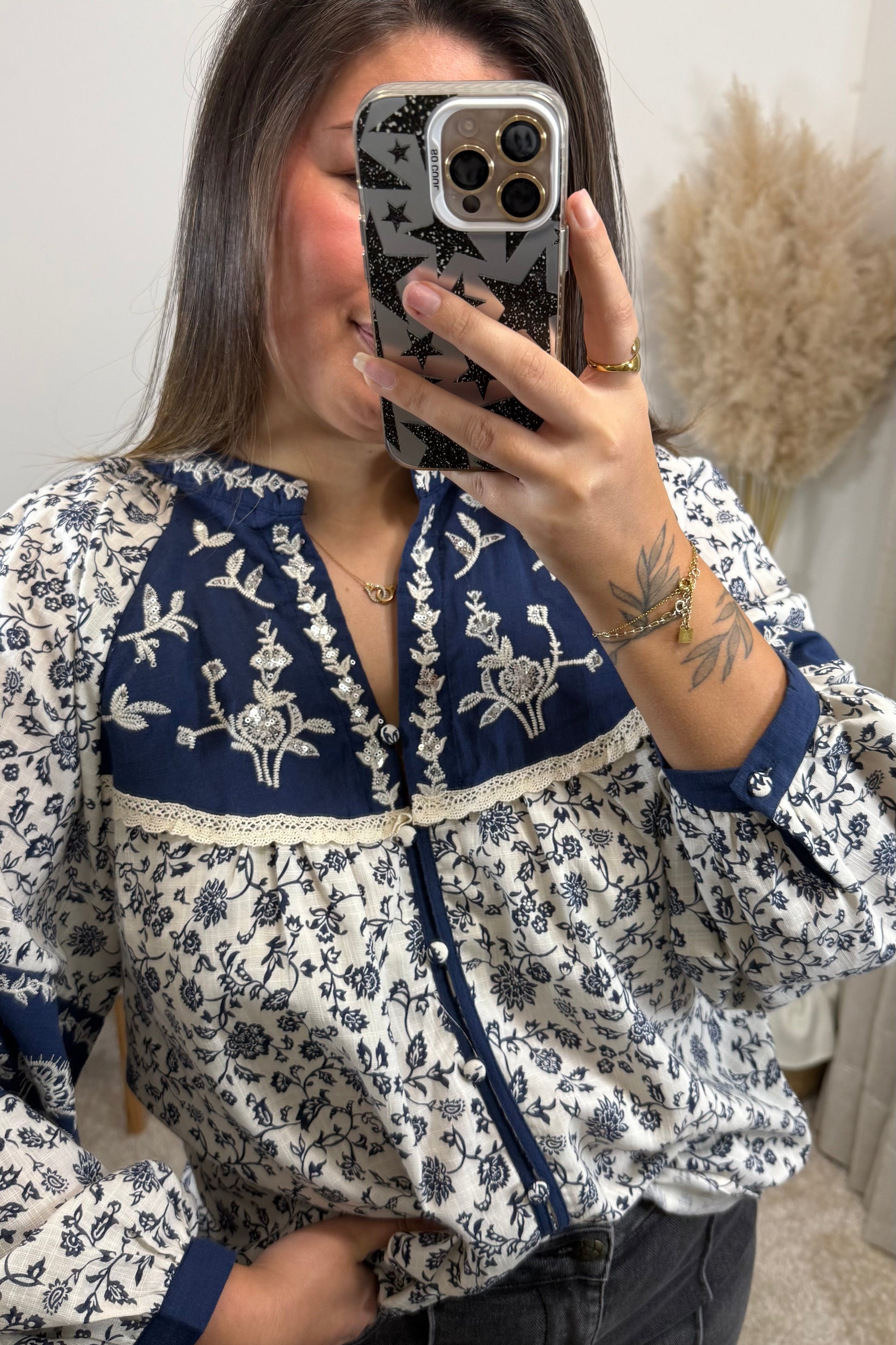  détails Look avec la blouse Justine fleur blanche et bleu avec des sequins avec le pantalon mael gris 