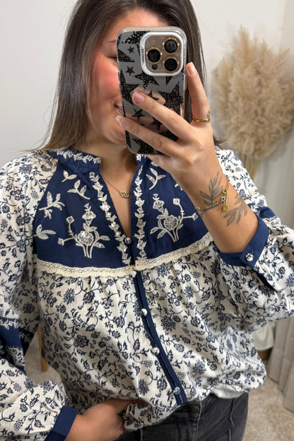  détails Look avec la blouse Justine fleur blanche et bleu avec des sequins avec le pantalon mael gris 