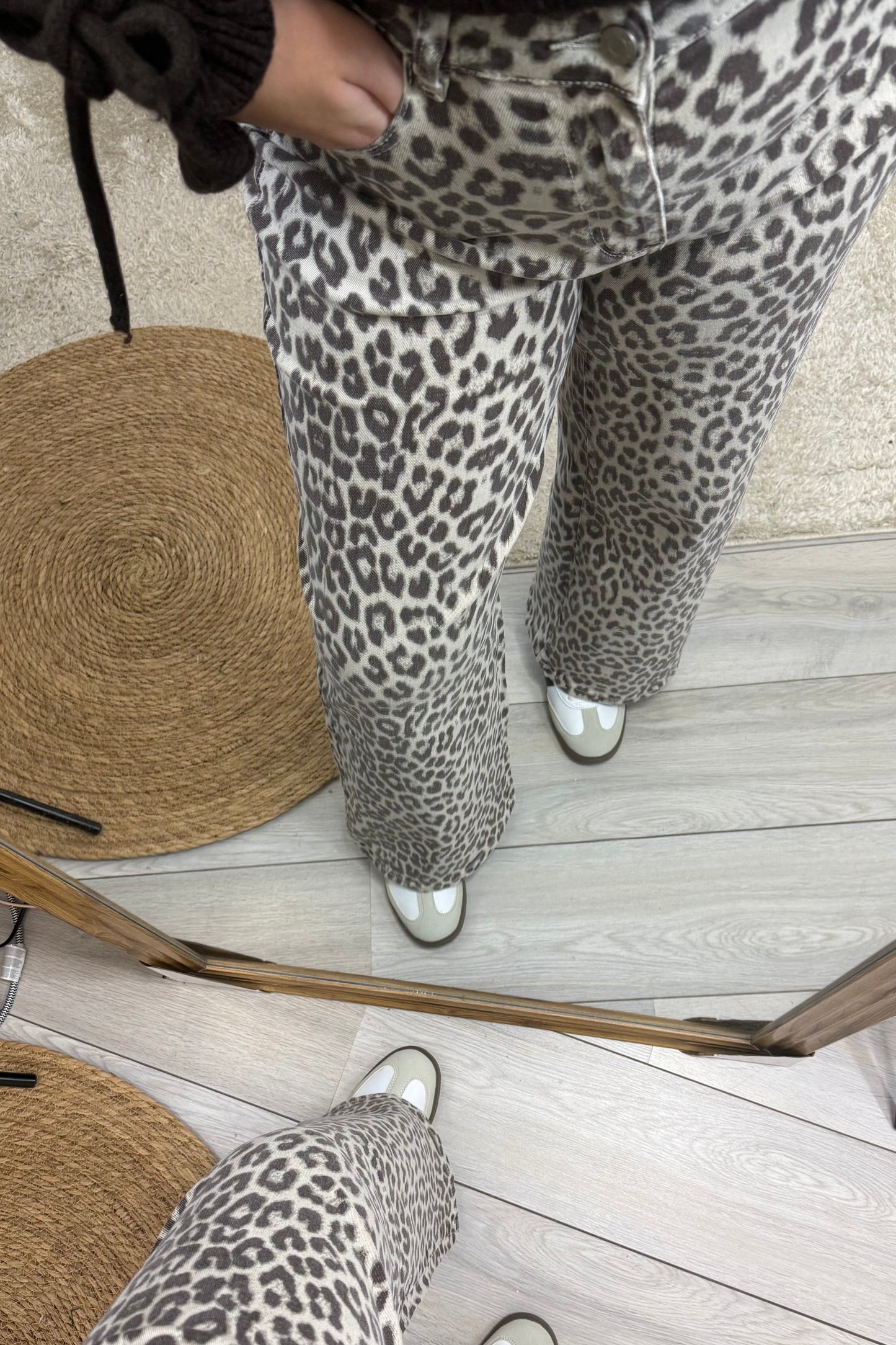 deatil jean leopard milena coupe wide leg