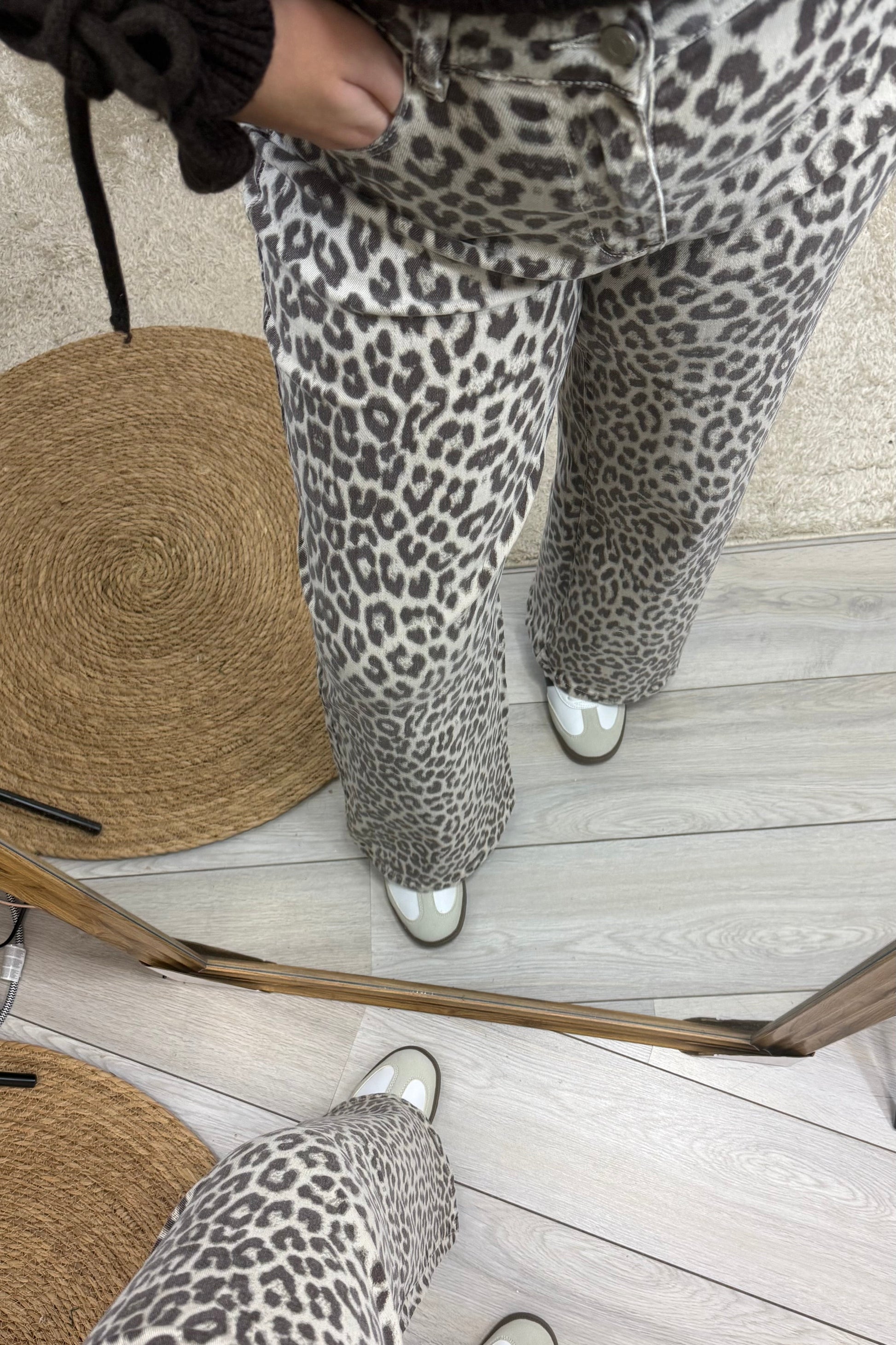 deatil jean leopard milena coupe wide leg