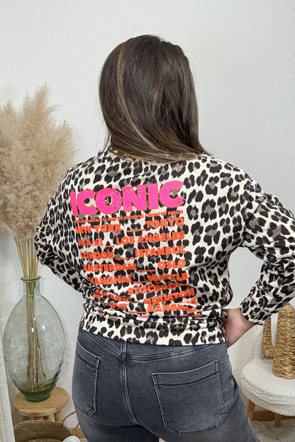 Look avec le pull maely sweat leopart avec le message iconic et le jean mael gris detail dos du sweat