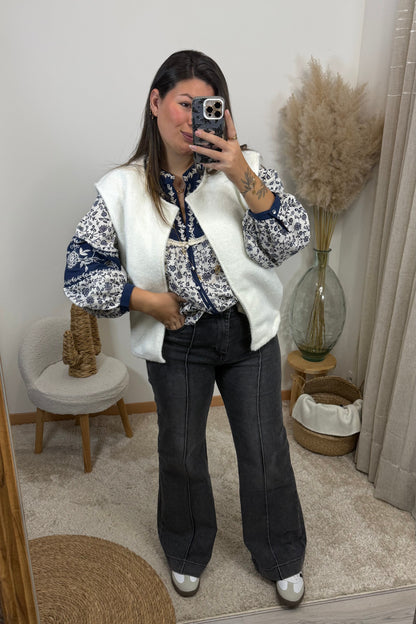 Look avec la blouse Justine fleur blanche et bleu avec des sequins avec le pantalon mael gris et le gilet sans manche mélissa blanc