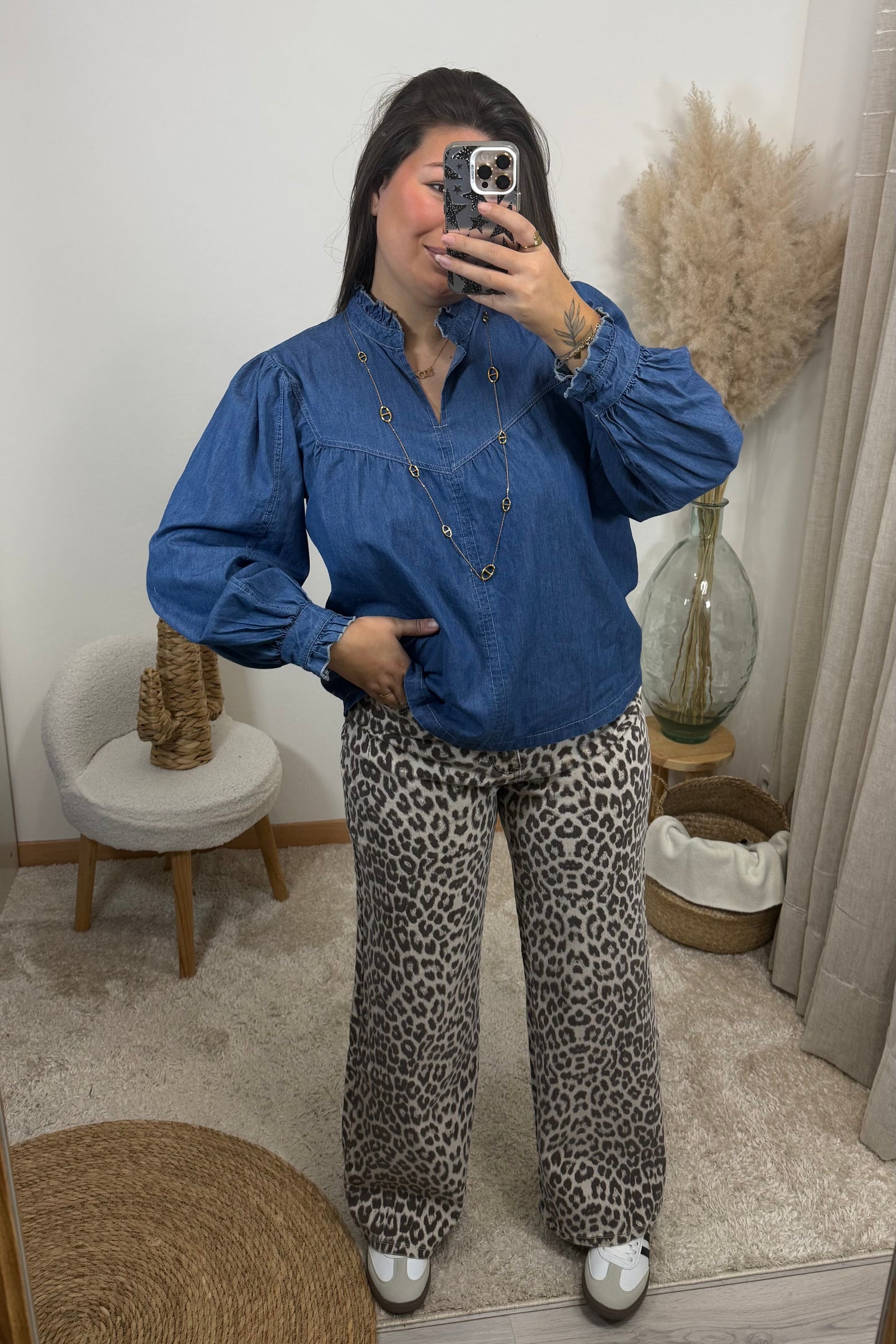Look avec une blouse style jean et le jean leopard milena