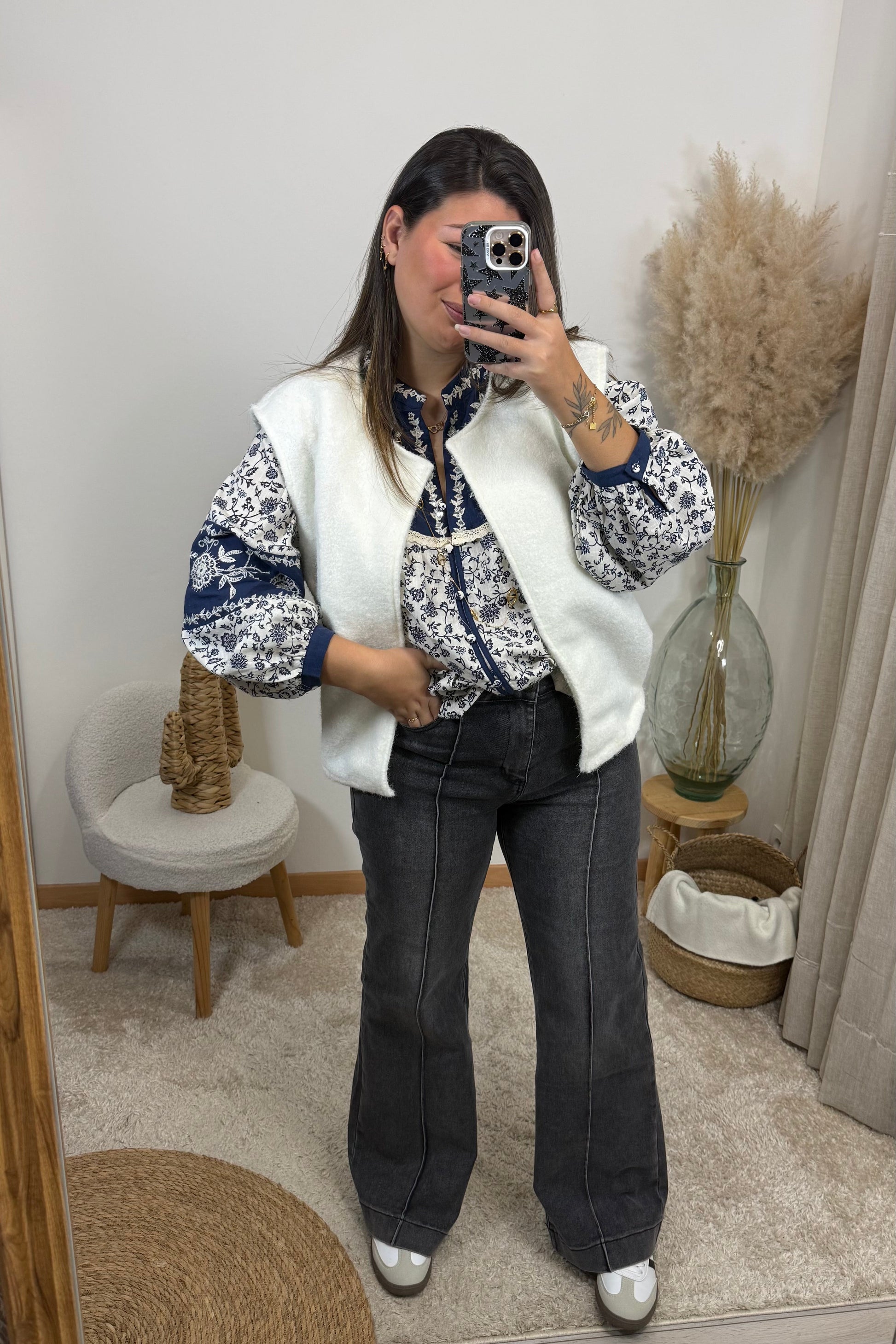 Look avec la blouse Justine fleur blanche et bleu avec des sequins avec le pantalon mael gris et gilet mélissa blanc sans manche