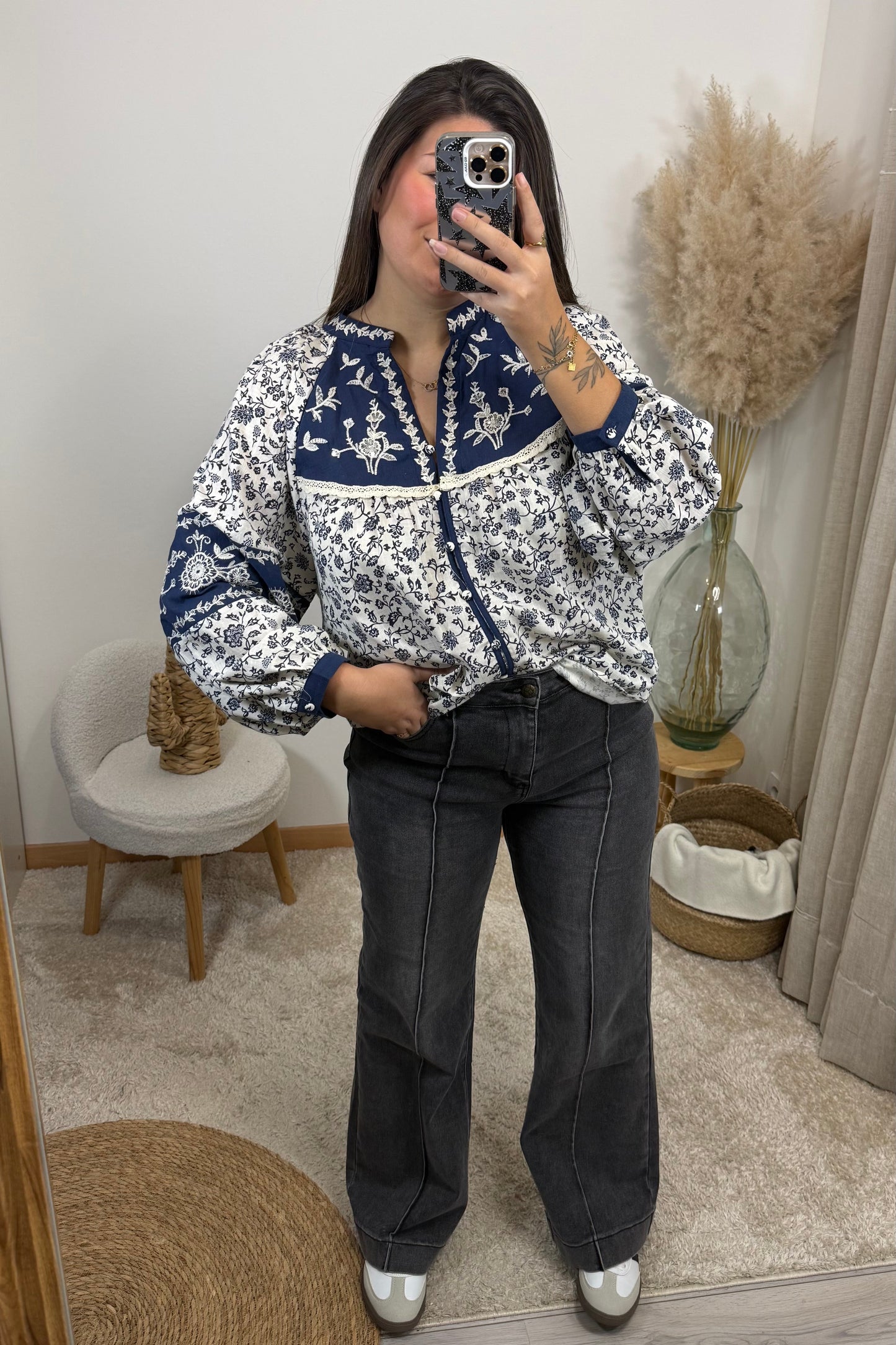 Look avec la blouse Justine fleur blanche et bleu avec des sequins avec le pantalon mael gris 