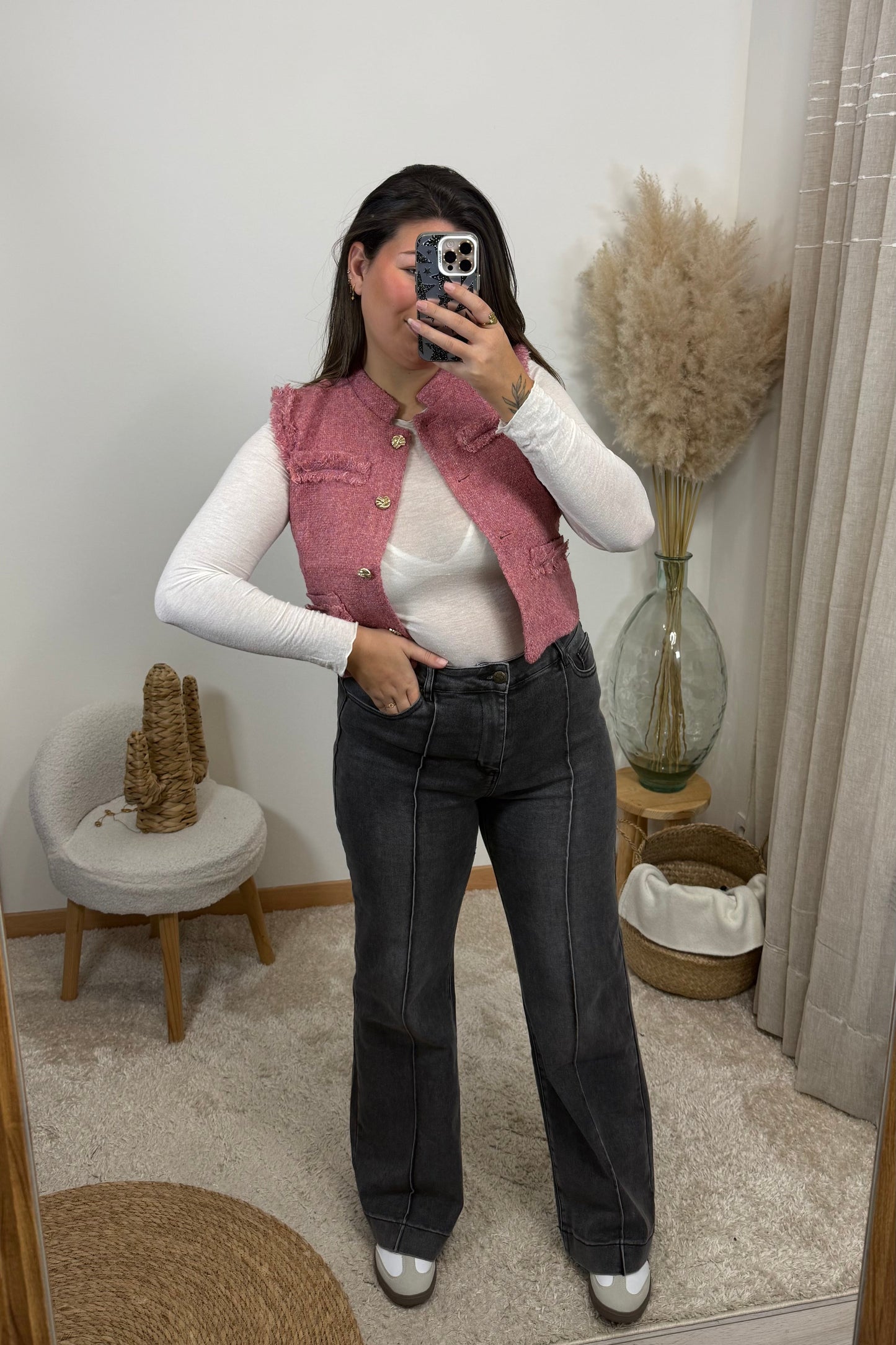 Look avec un jean grsi délavé un top classique blanc et une gilet sans manche en tweed rose 