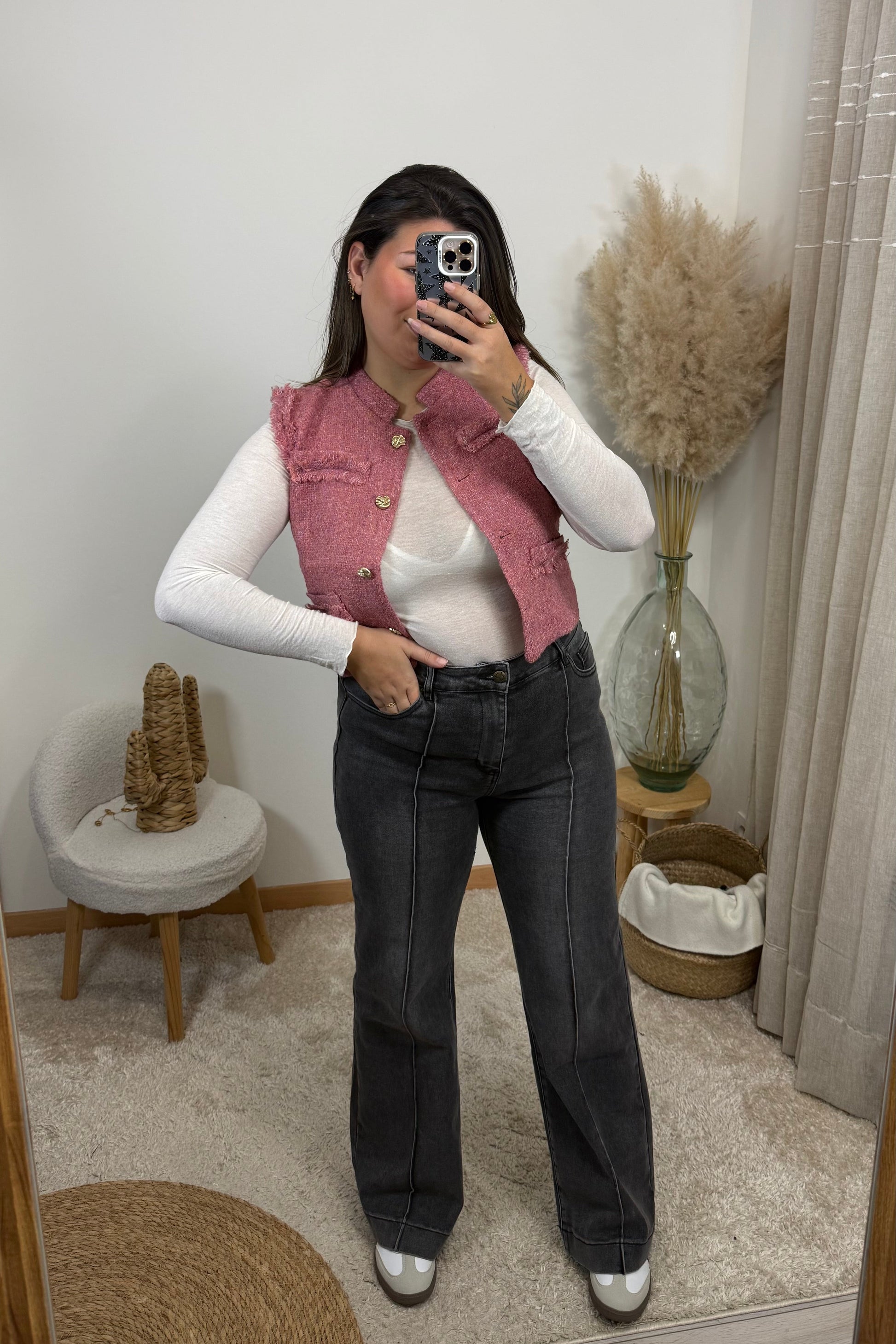 Look avec un jean grsi délavé un top classique blanc et une gilet sans manche en tweed rose 