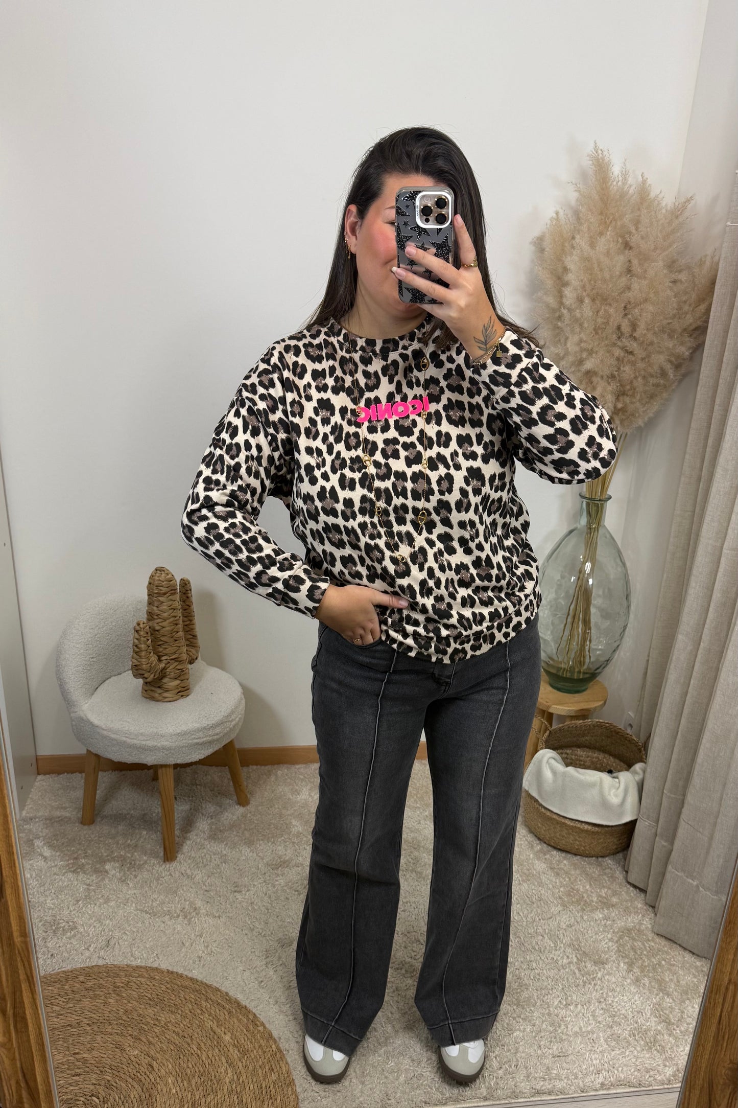 Look avec le pull maely sweat leopart avec le message iconic et le jean mael gris 