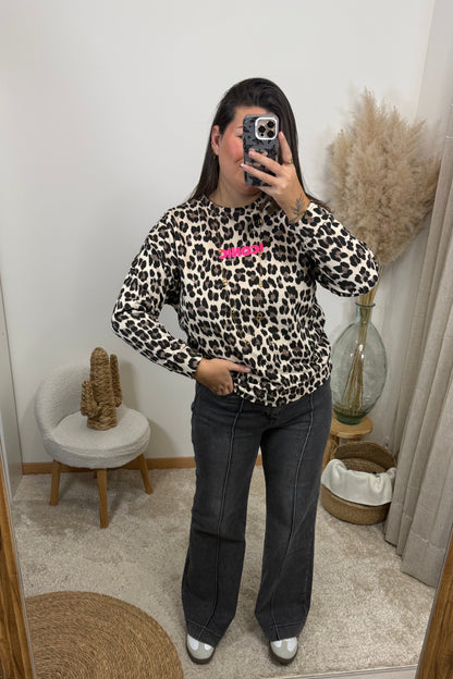 Look avec le pull maely sweat leopart avec le message iconic et le jean mael gris 