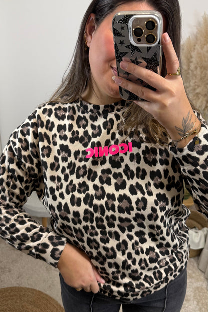 Look avec le pull maely sweat leopart avec le message iconic et le jean mael gris 