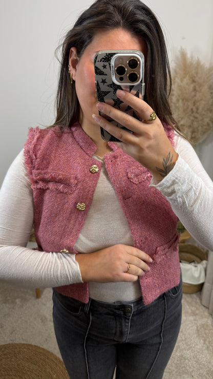 Look avec un jean grsi délavé un top classique blanc et une gilet sans manche en tweed rose 