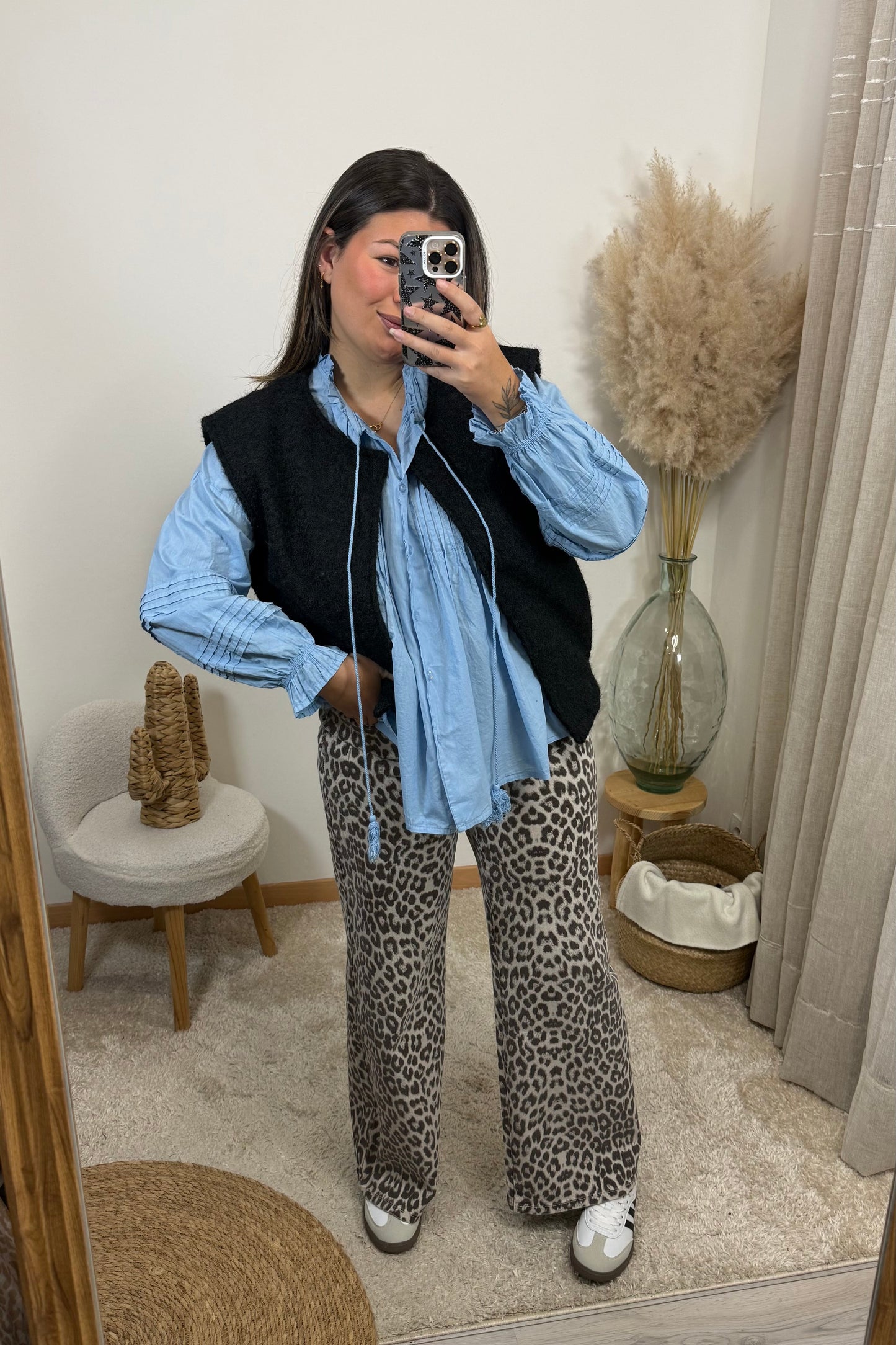 Look Blouse Célia bleu avec des pompon et le jean leopard miléna  et le gilet sans manche mélissa noir 