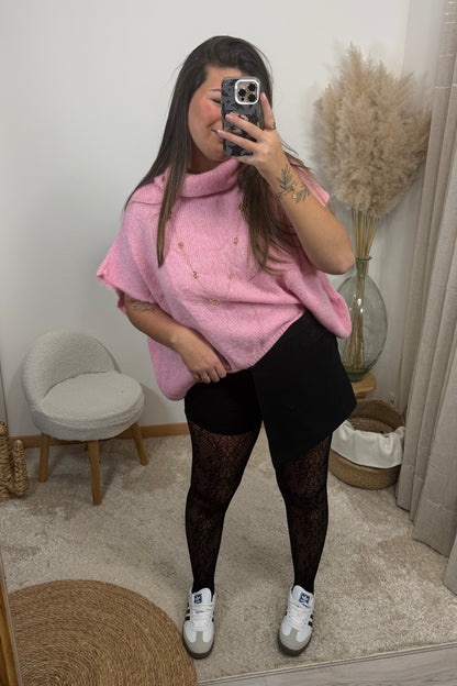 Look avec le pull sans manche avec col montant rose style oversize et la jupe short jessica et le collant résille 