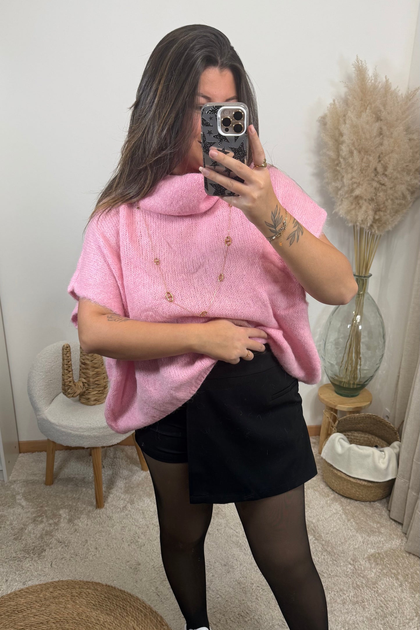 Look avec le pull sans manche avec col montant rose style oversize et la jupe short jessica et le collant polaire basique