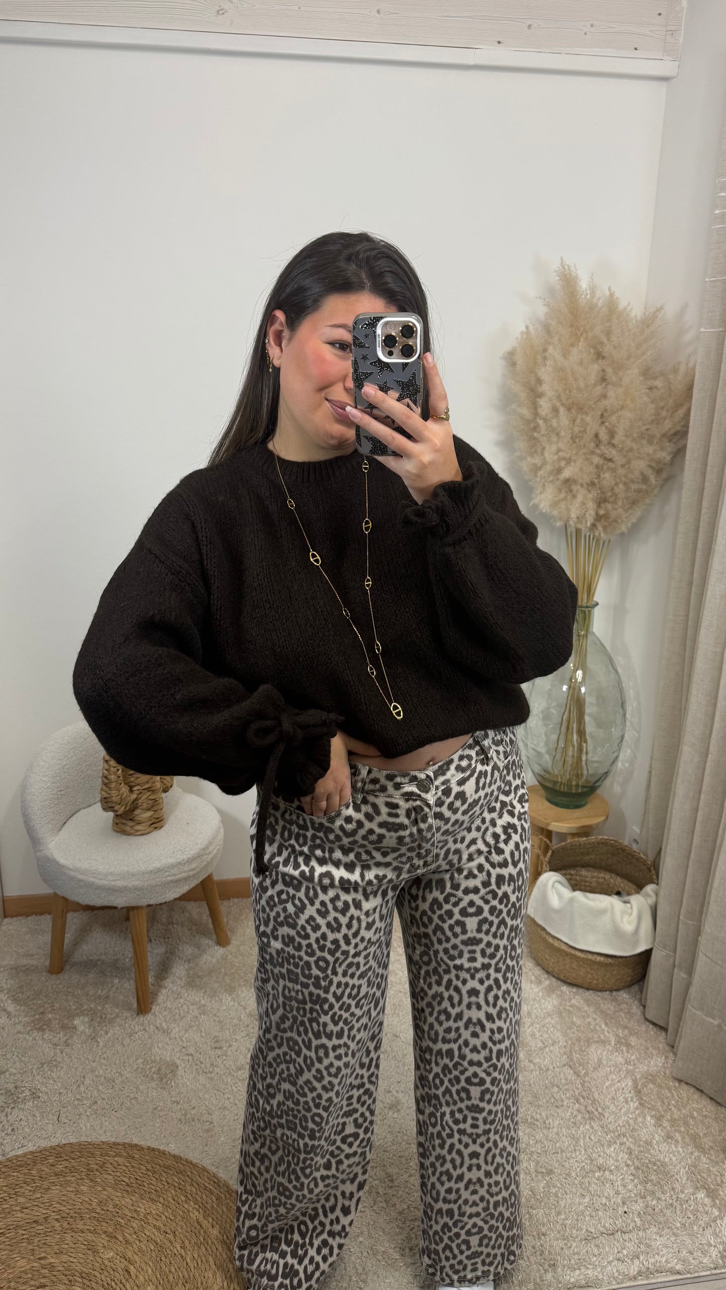 Look pull lea chocolat avec les nœud et le jean milena leopard 