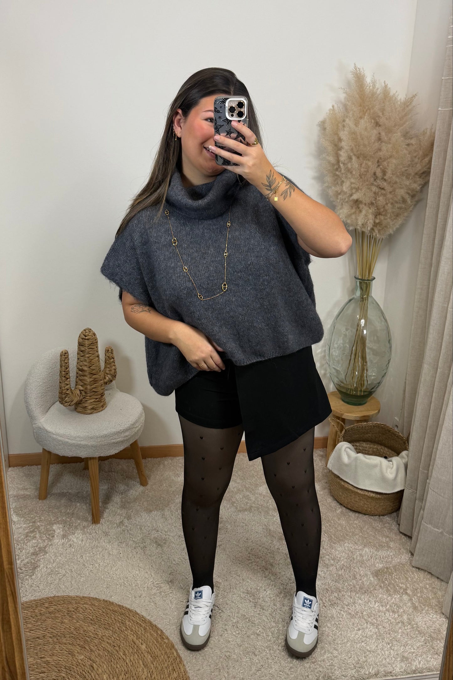 Look avec le pull sans manche avec col montant gris style oversize et la jupe short jessica et le collant polaire coeur