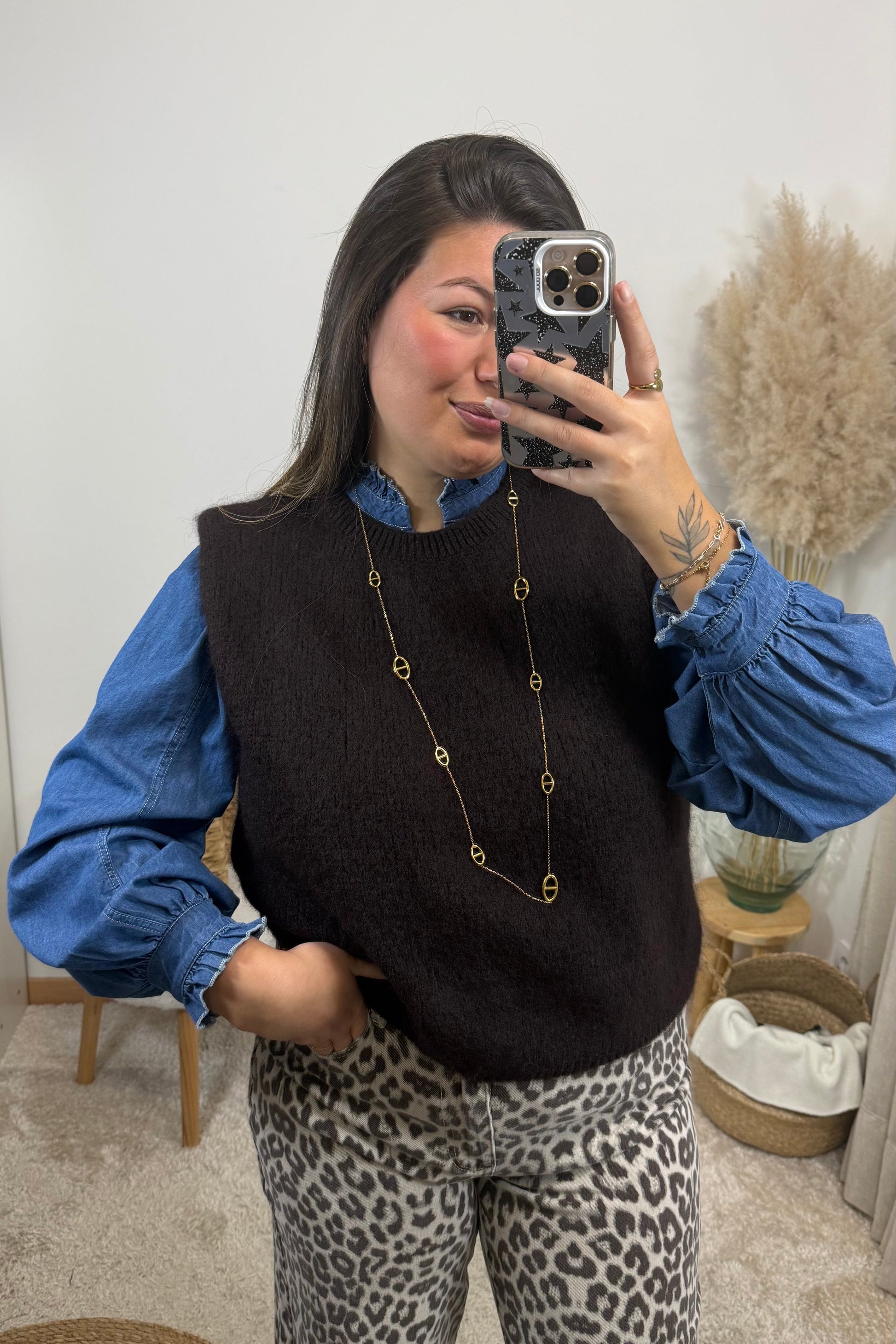 Look avec une blouse style jean et le jean leopard milena et le pull paloma chocolat avec des epaulette