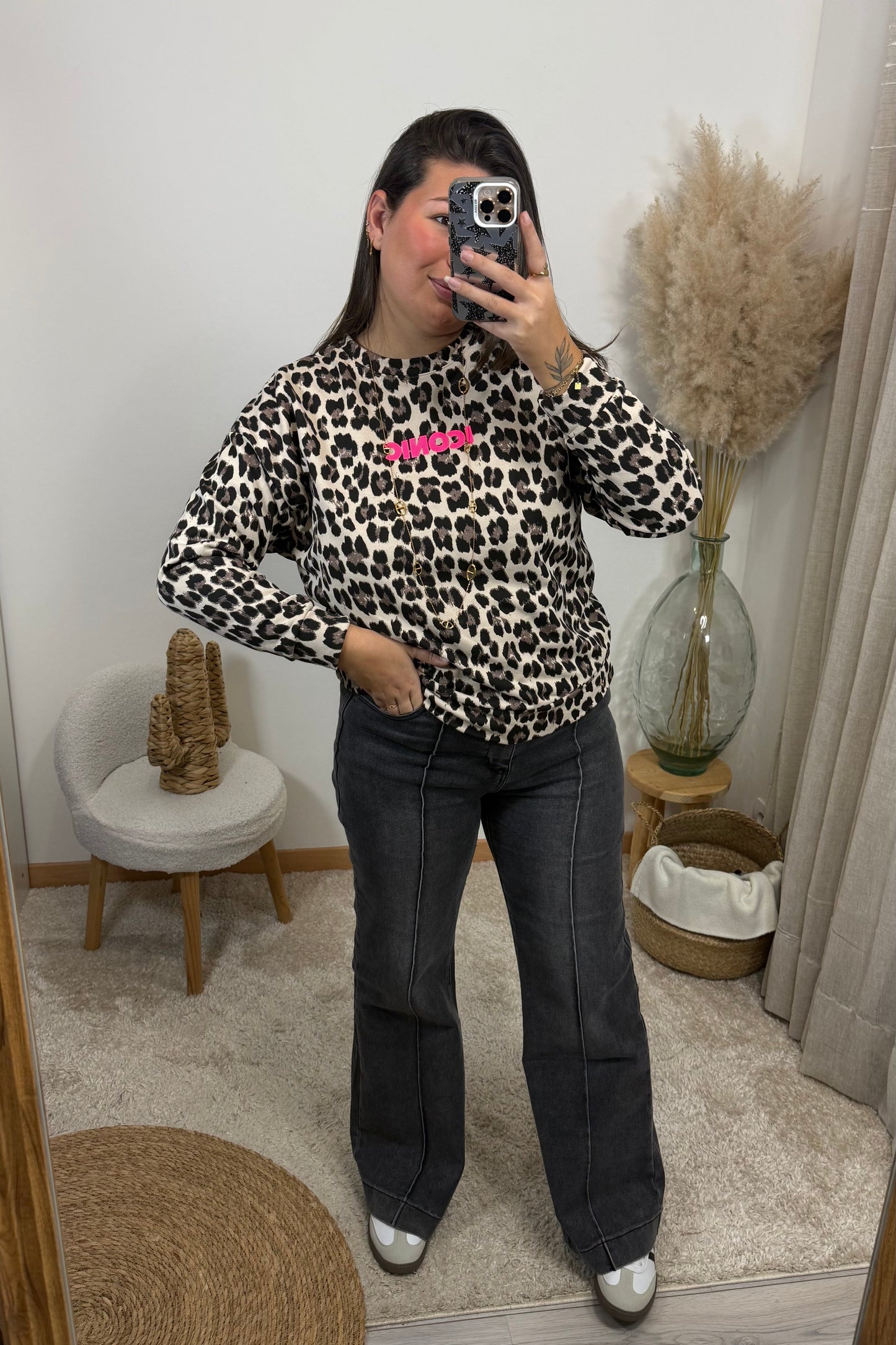 Look avec le pull maely sweat leopart avec le message iconic et le jean mael gris 