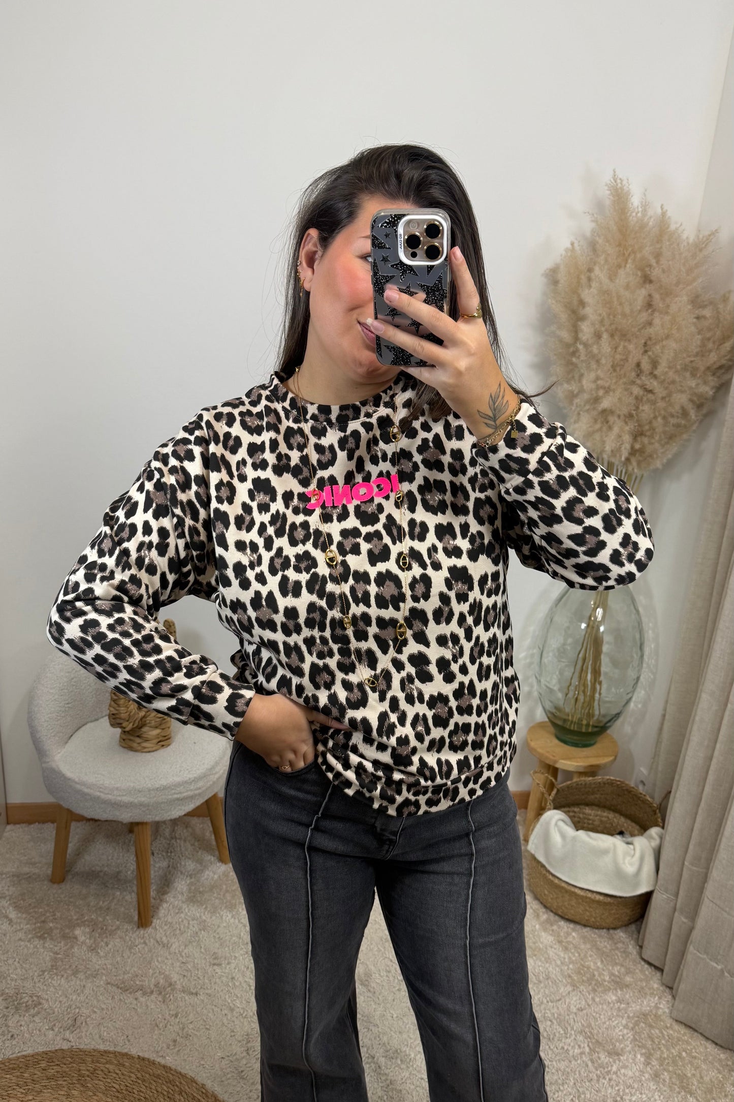 Look avec le pull maely sweat leopart avec le message iconic et le jean mael gris 